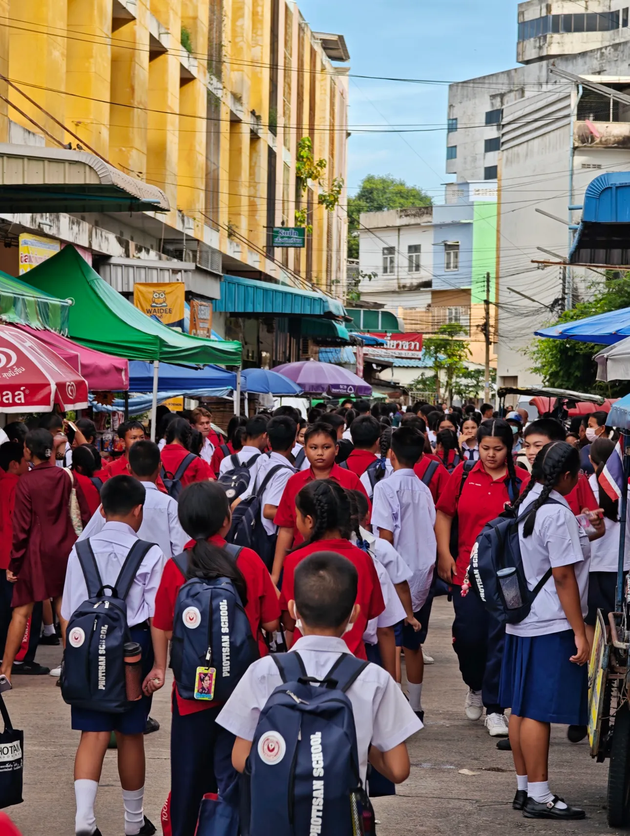 random photo aside: this side-street market is next to nakhonsawan's elementary school. its just kids haha
