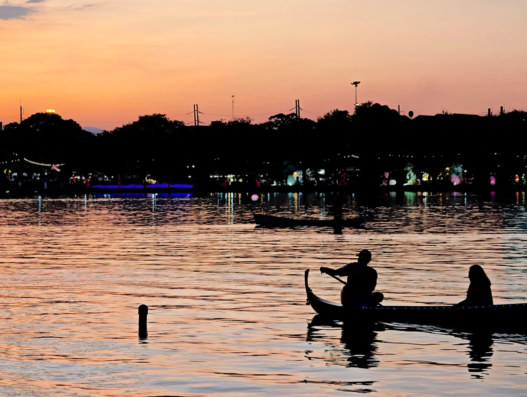evening boat rides through the lake on the lantern festival