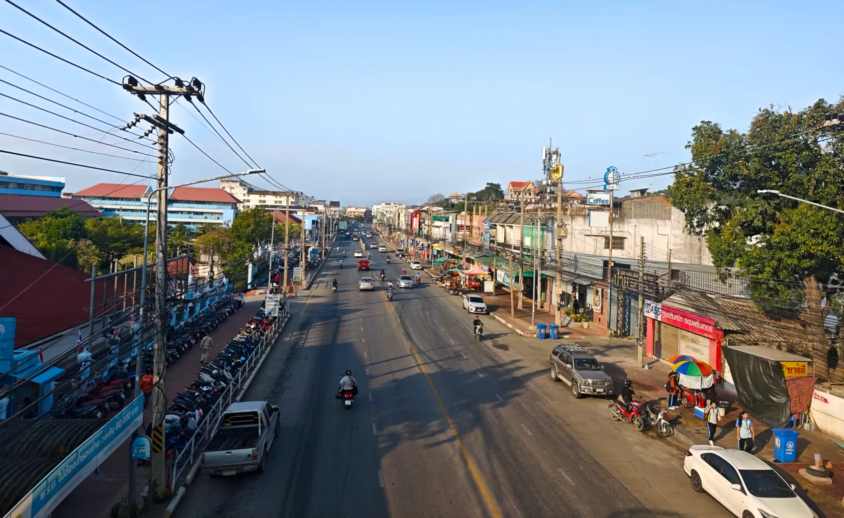 out of the twelve cars in this random snap that I can seen, 10 are japanese (mostly isuzu and toyota), and two are chinese brands (geely and byd)